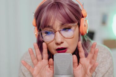 découvrez la création de voix synthétiques : technologies innovantes pour générer des voix naturelles et personnalisées, adaptées à divers usages numériques.