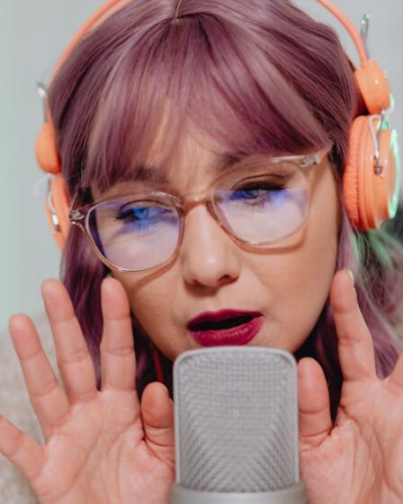 découvrez la création de voix synthétiques : technologies innovantes pour générer des voix naturelles et personnalisées, adaptées à divers usages numériques.