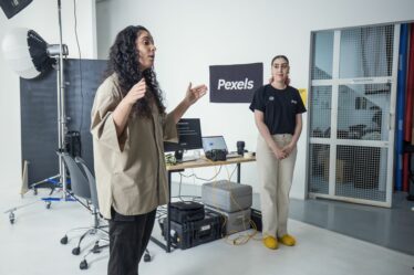 Studio de création avec équipement, illustration pour Hedra AI et les avatars vidéo