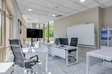 Bureau de travail illustrant un assistant IA pour gérer emails, agenda et réunions