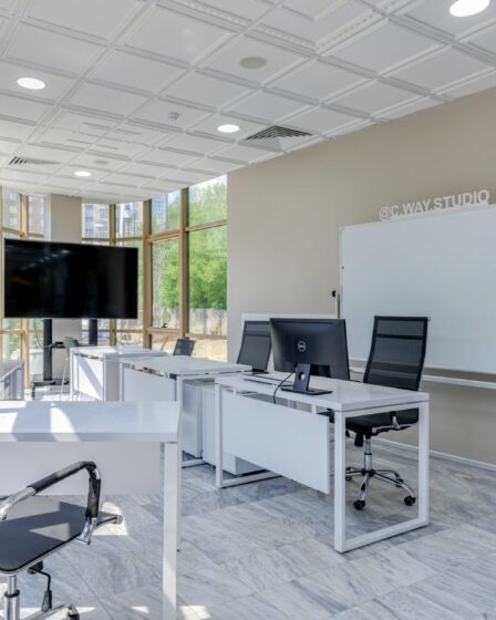 Bureau de travail illustrant un assistant IA pour gérer emails, agenda et réunions