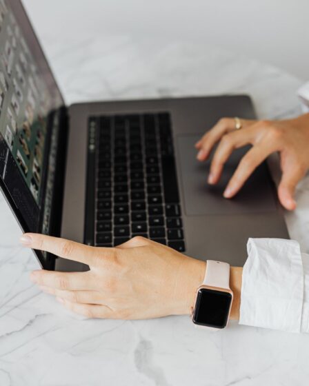 Ordinateur portable utilisé pour faire une recherche avec un outil IA