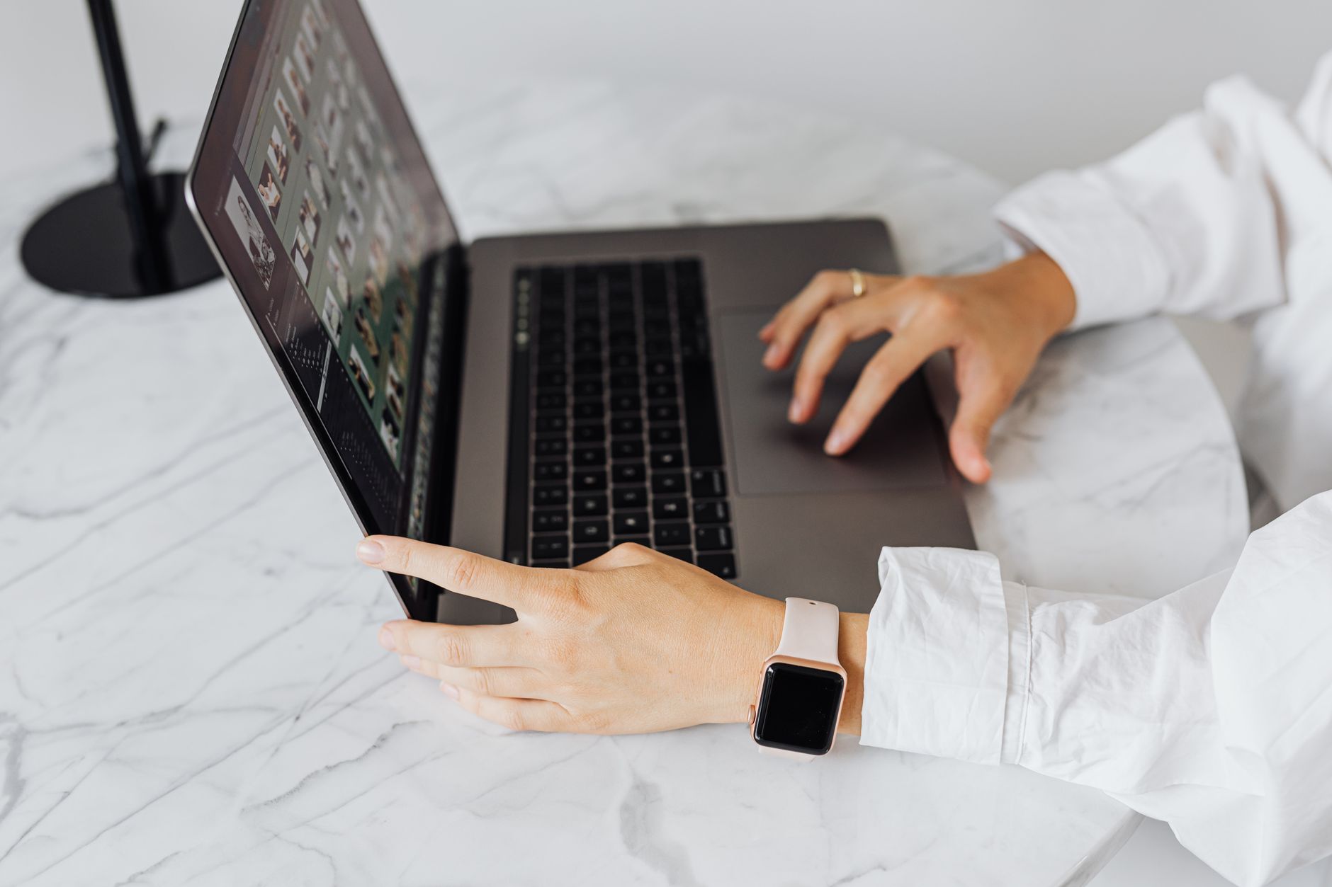 Ordinateur portable utilisé pour faire une recherche avec un outil IA