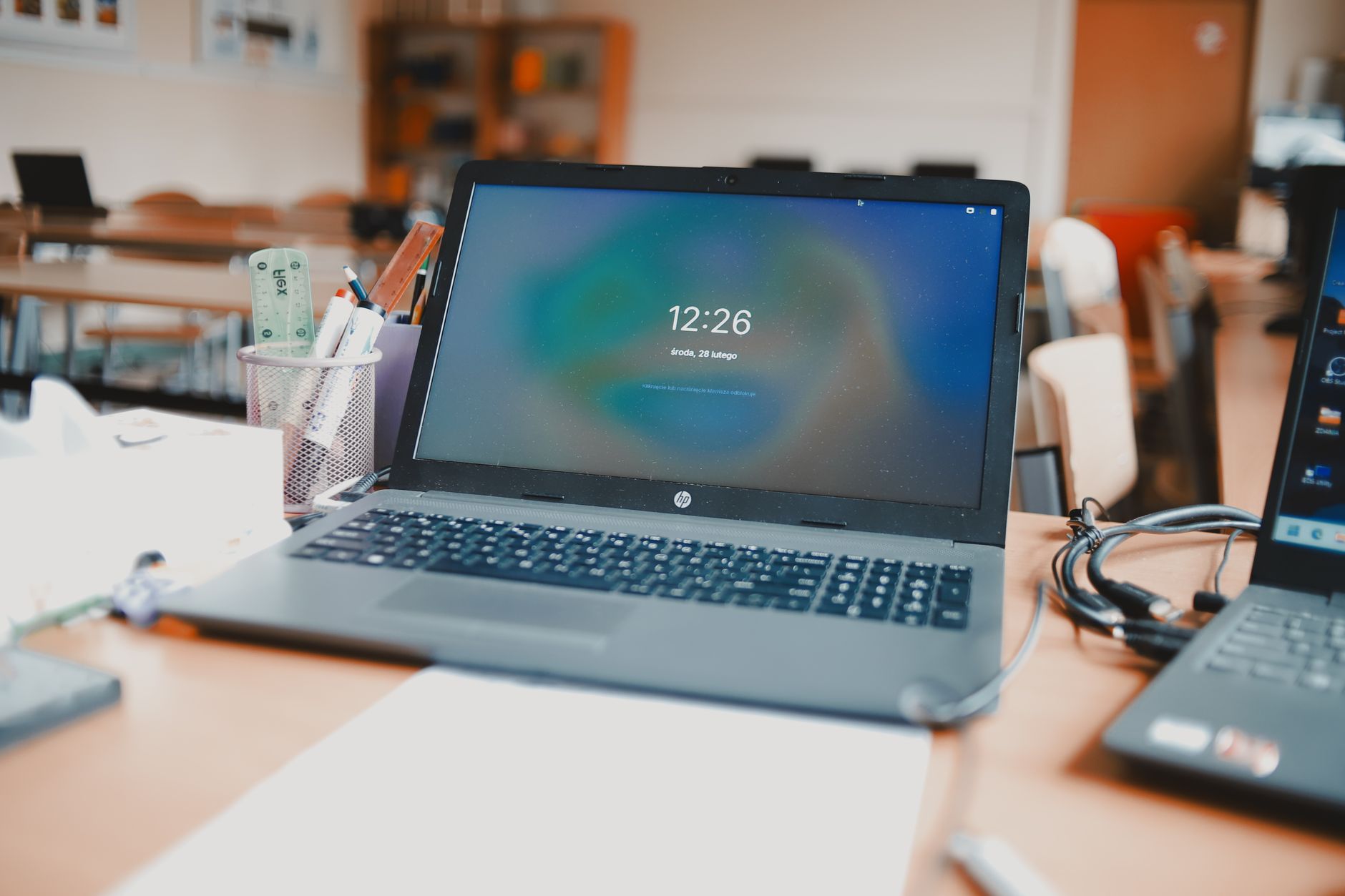 Ordinateur portable utilisé pour analyser NotebookLM, outil IA de recherche de Google