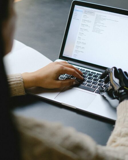 Personne utilisant un ordinateur pour faire une recherche avec intelligence artificielle