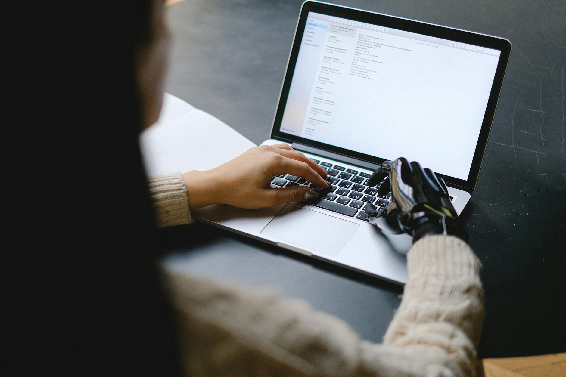 Personne utilisant un ordinateur pour faire une recherche avec intelligence artificielle