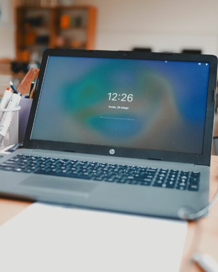 Ordinateur portable utilisé pour prendre des notes de réunion avec un assistant IA