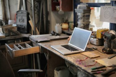 Espace de travail moderne pour illustrer un avis sur Flowith AI