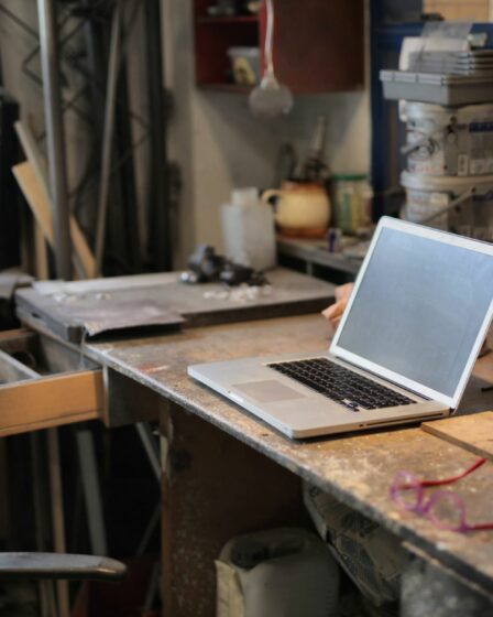 Espace de travail moderne pour illustrer un avis sur Flowith AI