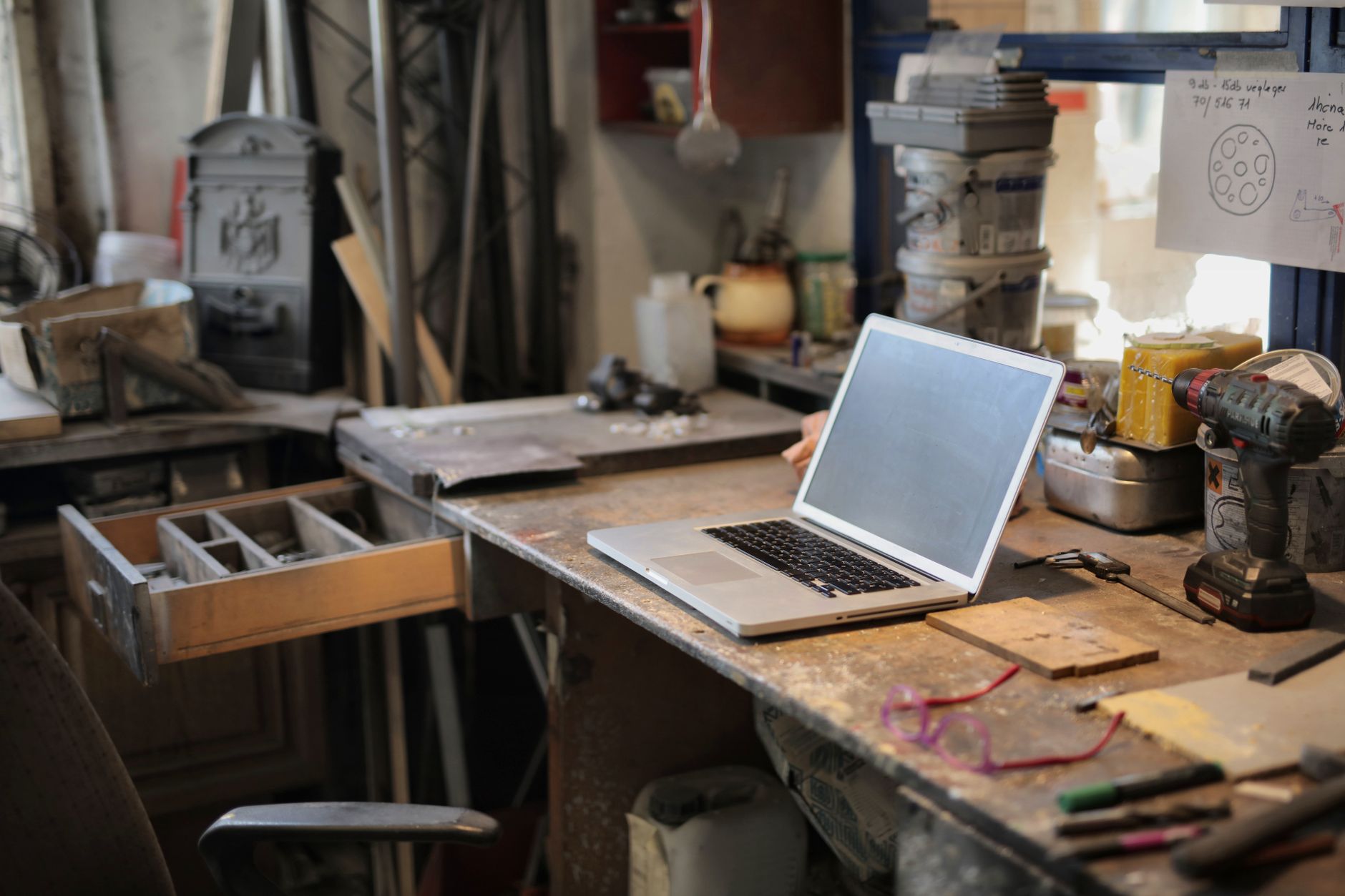 Espace de travail moderne pour illustrer un avis sur Flowith AI