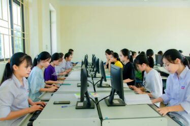 Professionnels utilisant des ordinateurs pour tester Recraft AI et créer des visuels avec intelligence artificielle