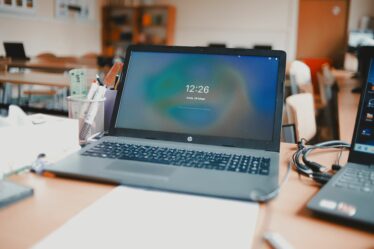 Ordinateur portable sur un bureau pour illustrer un avis sur Taskade AI