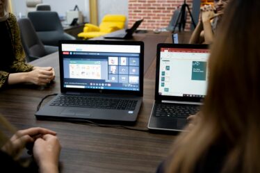 Professionnels utilisant un laptop pour analyser des données avec un outil IA comme Akkio