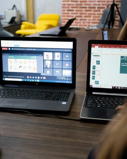 Professionnels utilisant un laptop pour analyser des données avec un outil IA comme Akkio