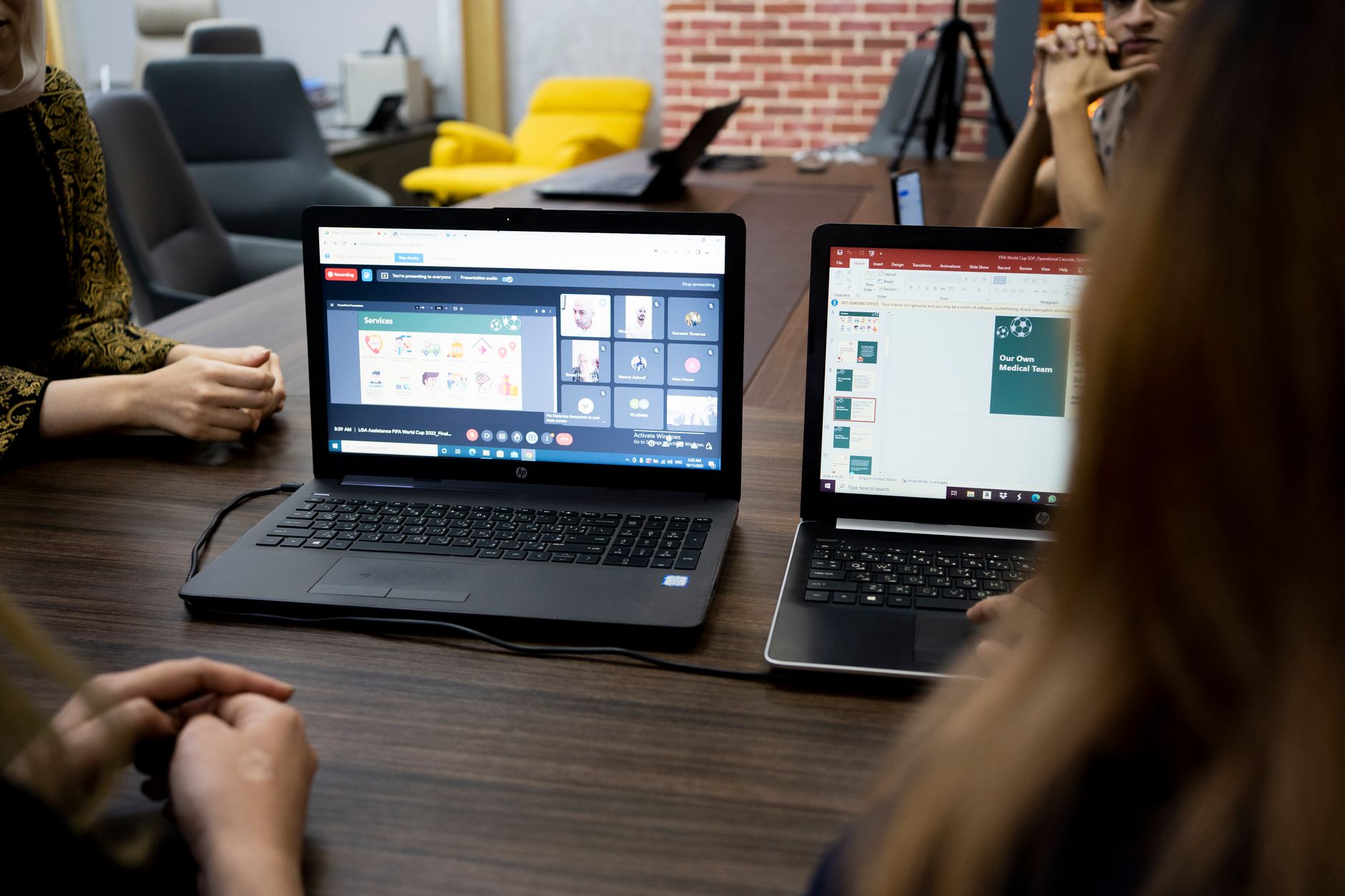 Professionnels utilisant un laptop pour analyser des données avec un outil IA comme Akkio