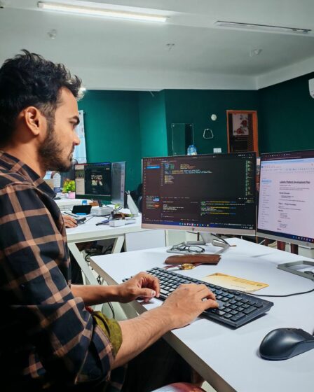 Développeur travaillant sur du code, illustration pour un avis sur Emergent.sh