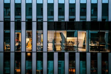 Bureau professionnel illustrant un outil IA pour la finance et l’analyse documentaire