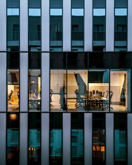 Bureau professionnel illustrant un outil IA pour la finance et l’analyse documentaire