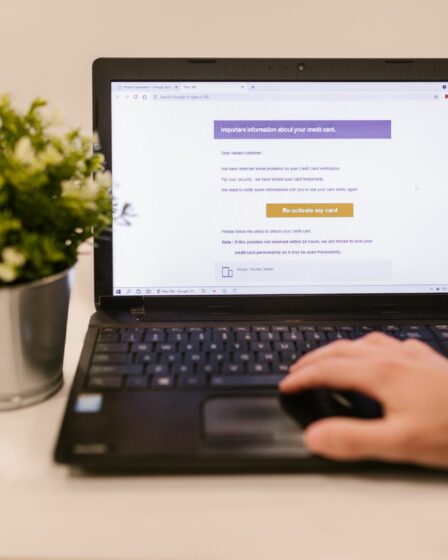 Personne utilisant un ordinateur portable pour gérer ses emails avec un assistant IA