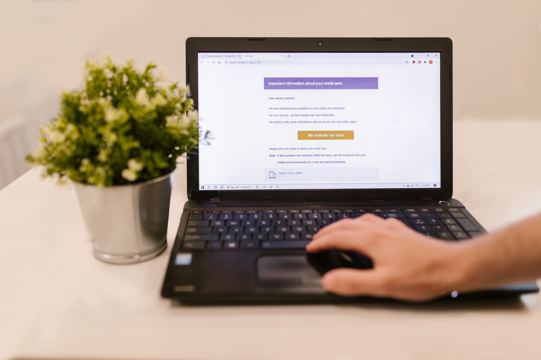 Personne utilisant un ordinateur portable pour gérer ses emails avec un assistant IA