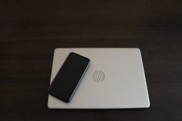 Ordinateur portable utilisé pour tester un navigateur IA agentique comme Fellou