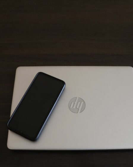 Ordinateur portable utilisé pour tester un navigateur IA agentique comme Fellou