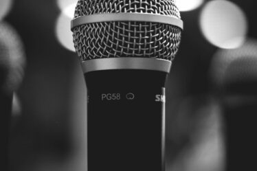 Microphone en studio pour illustrer Suno AI et la génération musicale par intelligence artificielle