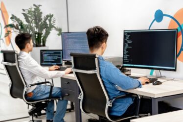 Développeur utilisant un ordinateur portable pour tester Claude Code