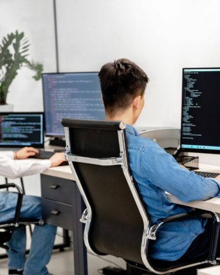 Développeur utilisant un ordinateur portable pour tester Claude Code