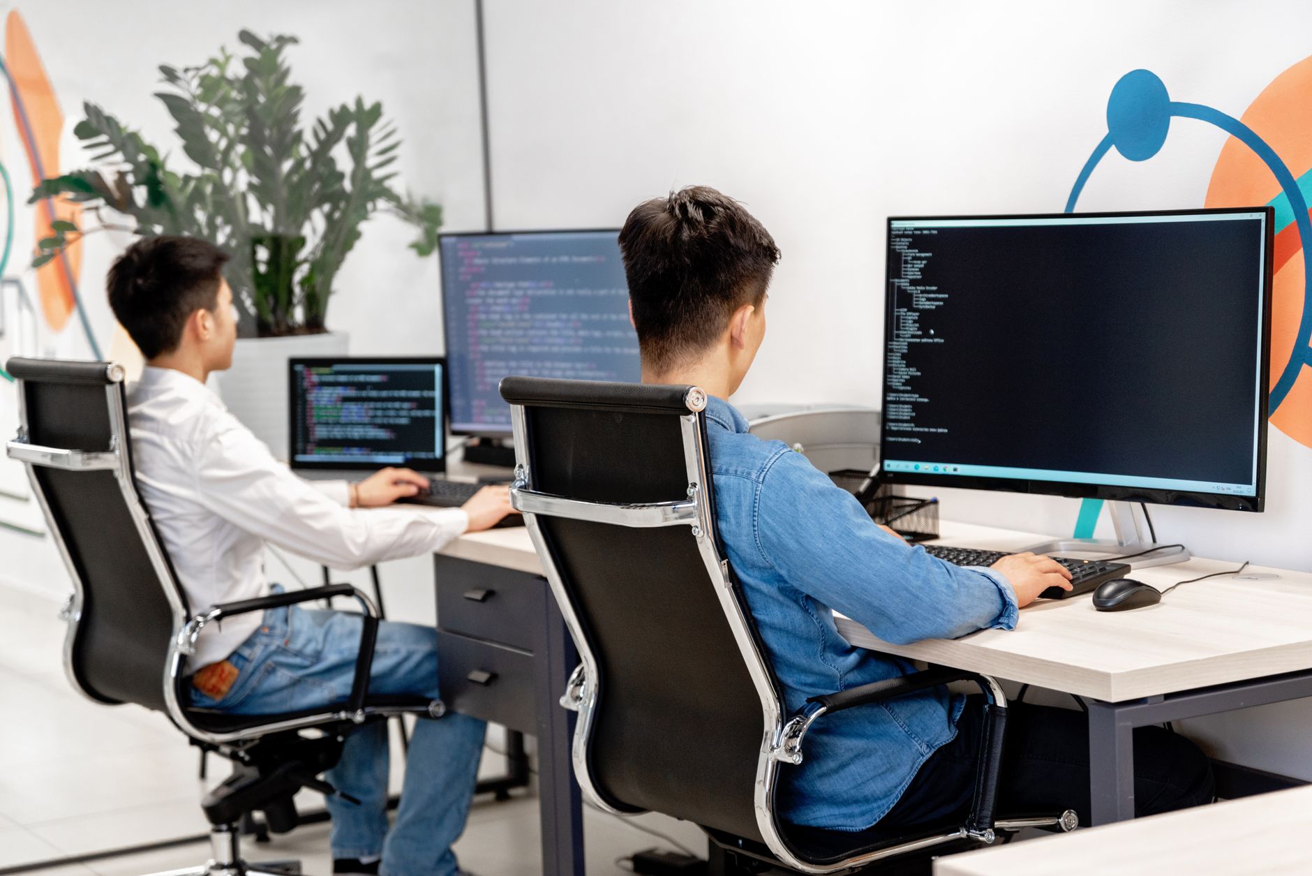 Développeur utilisant un ordinateur portable pour tester Claude Code