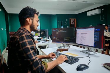 Code review IA sur un ordinateur portable, illustration pour CodeRabbit