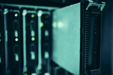 Serveurs et écrans pour illustrer un avis sur DeepSeek V4 Pro et les modèles IA API