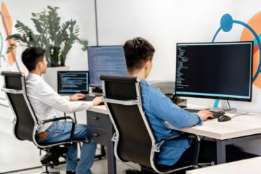 Développeur travaillant dans un IDE avec assistant IA, illustration pour Kiro IDE