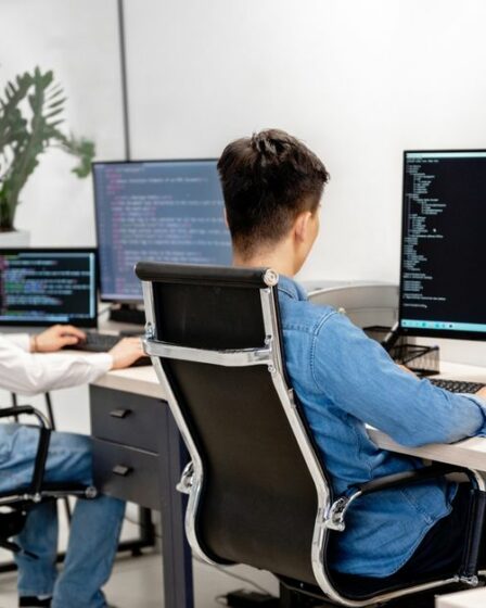 Développeur travaillant dans un IDE avec assistant IA, illustration pour Kiro IDE