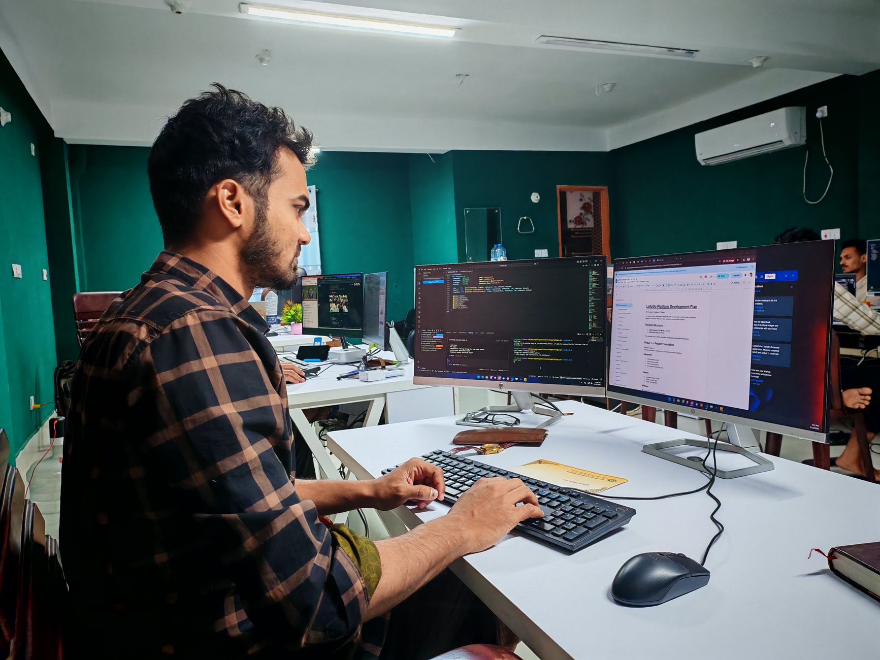 Développeur travaillant sur du code avec un assistant IA, illustration pour Qwen3-Coder