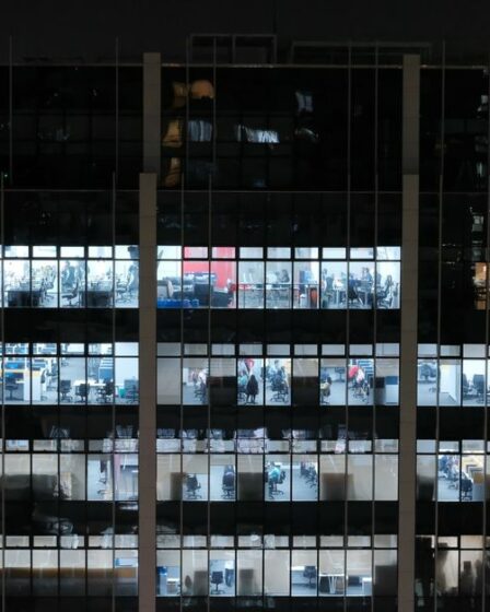 Équipe produit devant des ordinateurs, illustration pour un avis sur Korey AI