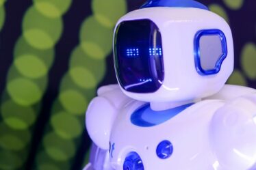 Robot humanoïde devant un ordinateur, illustration pour un avis sur Grok 4.20 et les modèles IA de xAI