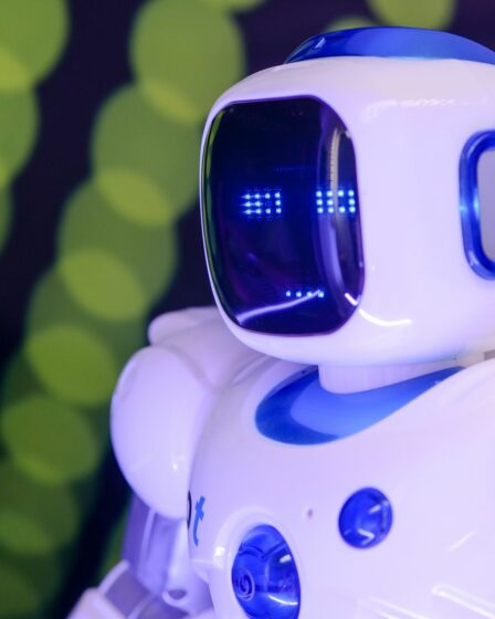 Robot humanoïde devant un ordinateur, illustration pour un avis sur Grok 4.20 et les modèles IA de xAI