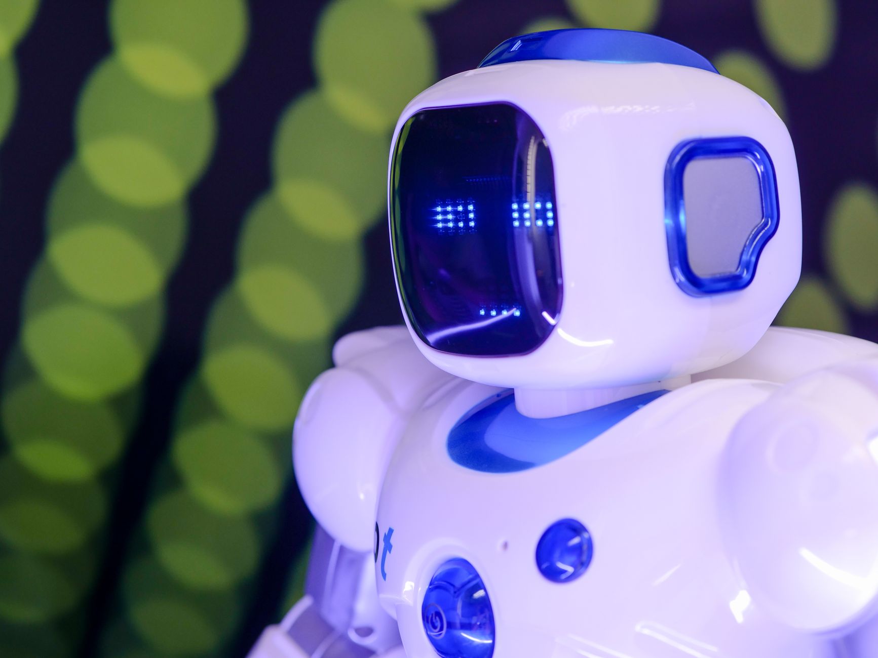 Robot humanoïde devant un ordinateur, illustration pour un avis sur Grok 4.20 et les modèles IA de xAI