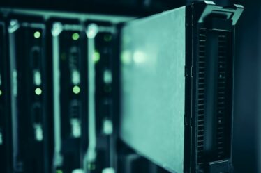 Racks de serveurs pour illustrer l’observabilité des agents IA avec LangSmith