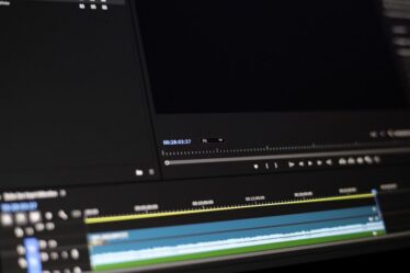 Interface de montage vidéo pour illustrer Runway Aleph et l’édition vidéo par IA