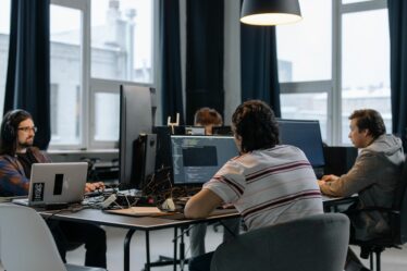 Développeur utilisant un ordinateur pour créer une application avec une IA de génération de code