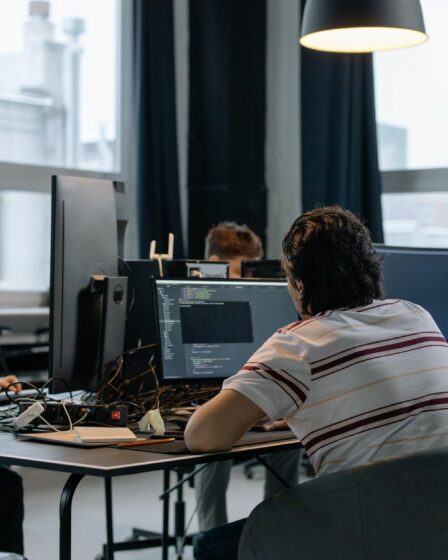 Développeur utilisant un ordinateur pour créer une application avec une IA de génération de code