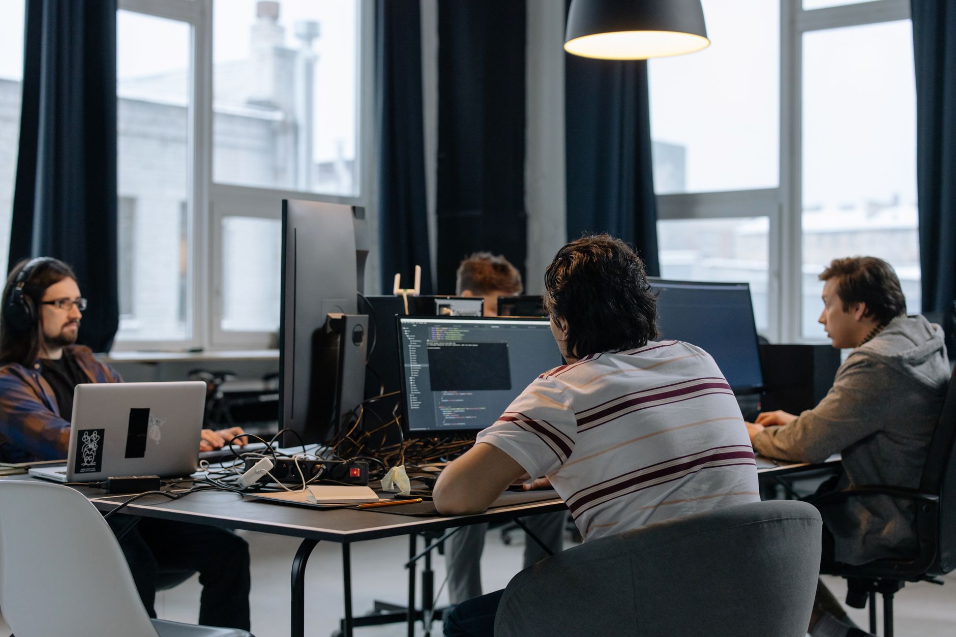Développeur utilisant un ordinateur pour créer une application avec une IA de génération de code