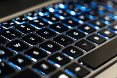 Clavier d’ordinateur et benchmarks de modèles IA