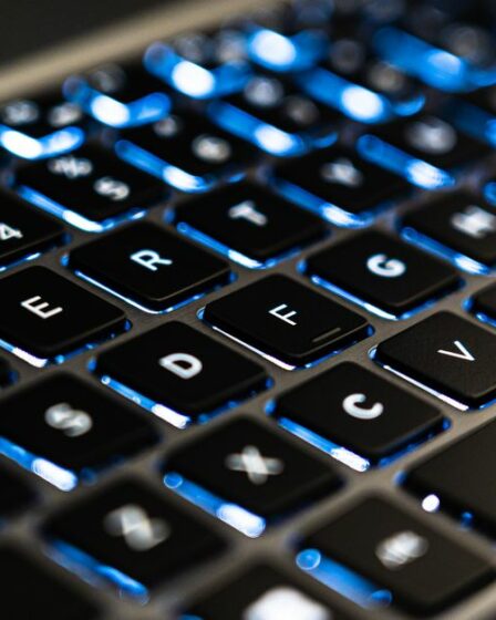 Clavier d’ordinateur et benchmarks de modèles IA