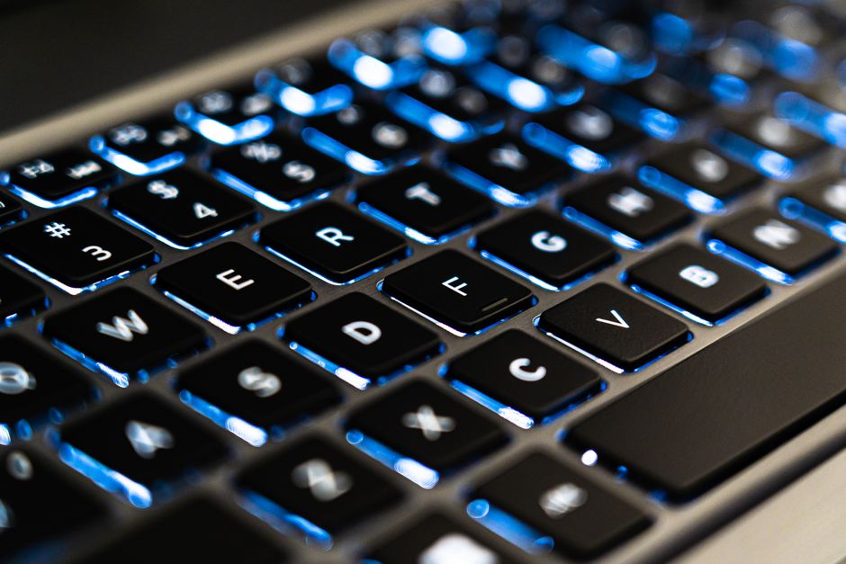 Clavier d’ordinateur et benchmarks de modèles IA