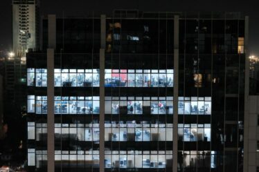 Bureau et ordinateur, illustration de l’adoption de l’IA dans les entreprises françaises