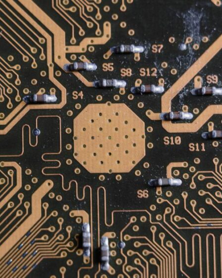 Puce électronique, illustration pour le brief quotidien sur l’intelligence artificielle