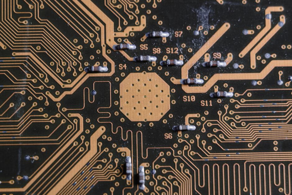 Puce électronique, illustration pour le brief quotidien sur l’intelligence artificielle